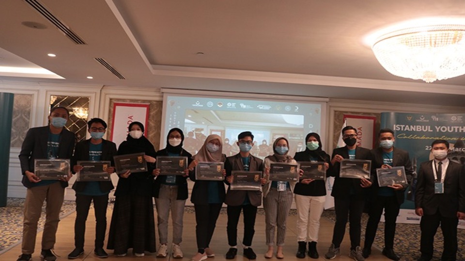 Enam Mahasiswa Unair Raih Penghargaan Best Sosial Project di Turki