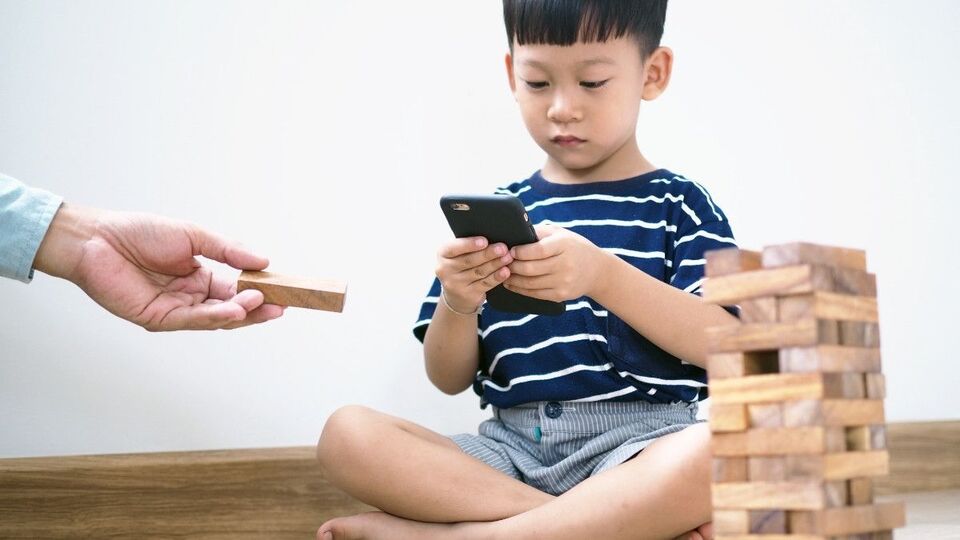 Cara mengatasi kecanduan gadget pada anak 