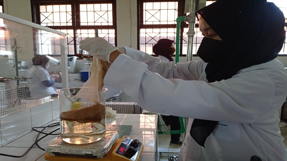Mahasiswa Unair Ciptakan Masker Antibakteri dan Antivirus dari Limbah Udang